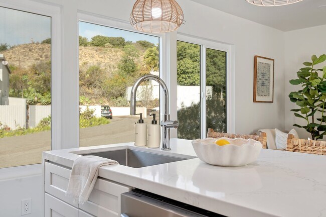 Foto del edificio - 2160 Ortega Hill Road LLC