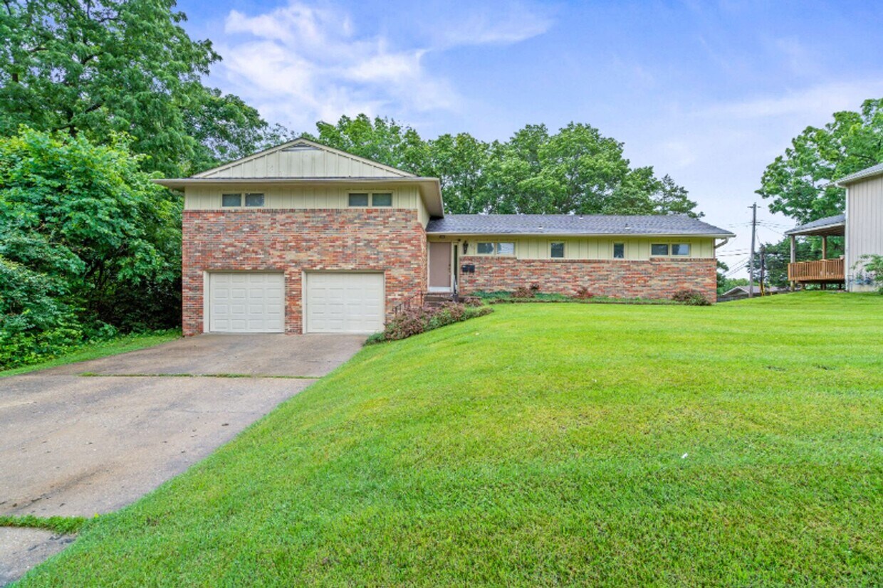 Foto principal - 2BR Duplex in Prime Central Location!