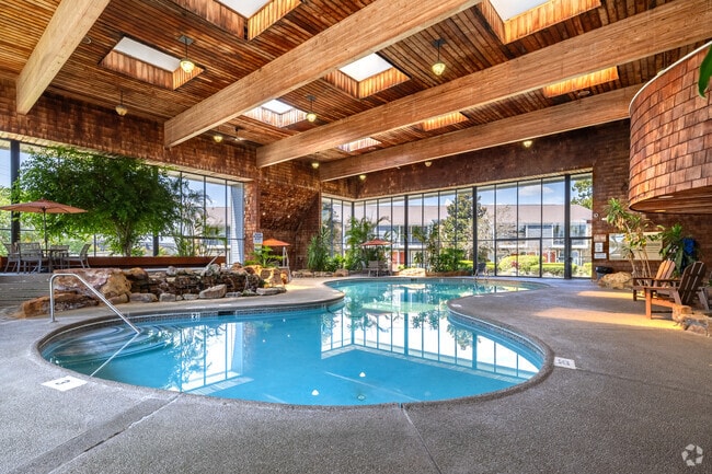 Piscina cubierta tropical - Raintree Apartments