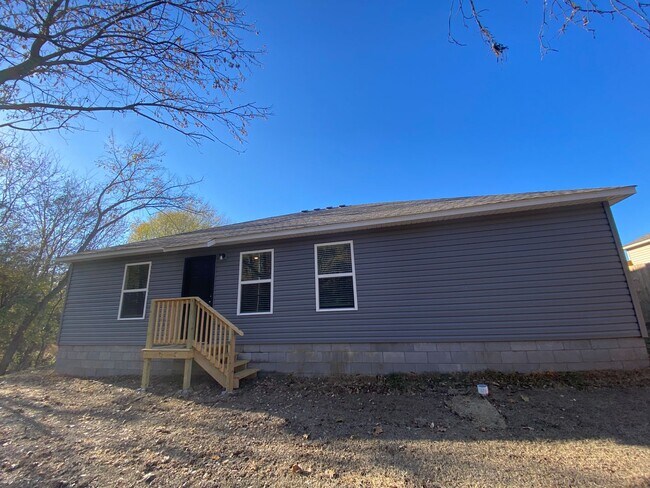 Building Photo - *Preleasing* Three Bedroom | Two Bathroom Home in Huntsville