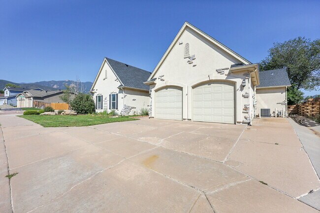 Foto del edificio - $3,650 - 4 Bed, 4 Bath Home with 4 Car Gar...