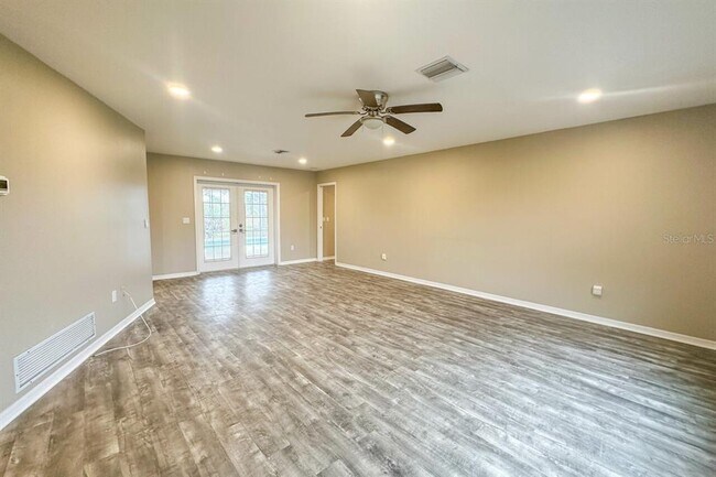 Building Photo - 1375 Manor Rd