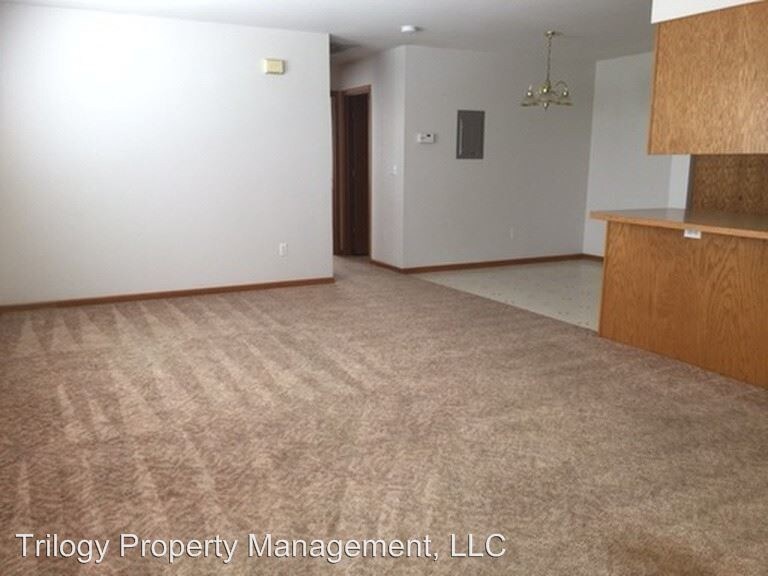 Building Photo - 4927-4933 Basswood Dr