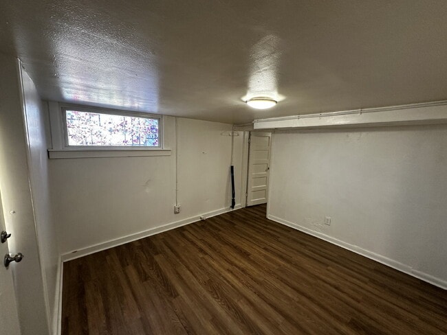 Building Photo - Cozy 1 bed apartment in Elyria Swansea!