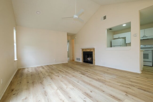 Woodlake ~ 2 Bedroom Duplex - Woodlake ~ 2 Bedroom Duplex House