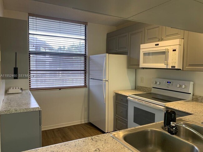 Building Photo - 1703 Whitehall Dr