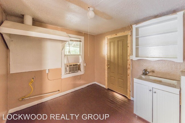 Building Photo - 3914 S Presa St