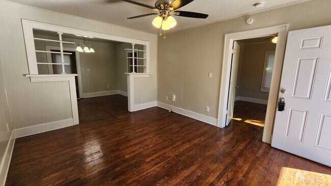 Foto del edificio - Cozy 2 Bedroom 1 Bath Bungalow!  Great Loc...
