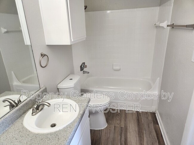 Foto del edificio - 5540 Devonbriar Way