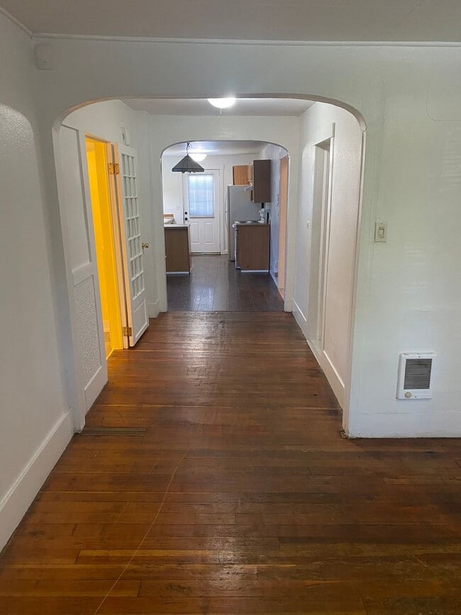 Building Photo - Recently updated - 4 Bedroom, 1 bath home ...