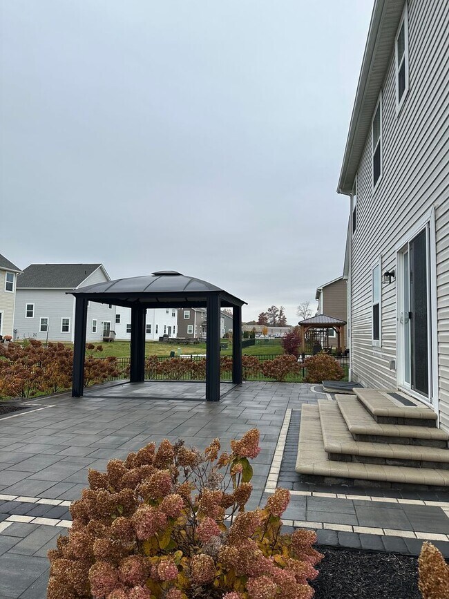 Building Photo - Welcome to this stunning 4-bedroom, 2.5-ba...