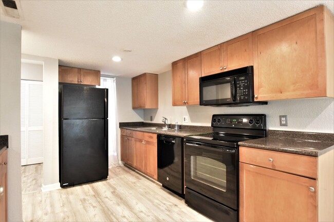 Foto del edificio - **Spacious 3-Bedroom Condo Available!**