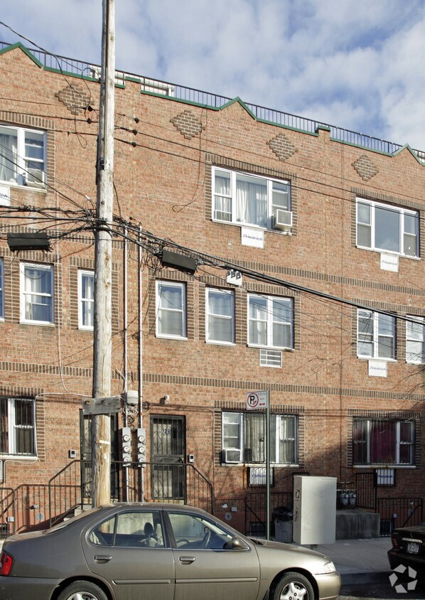 Foto del edificio - 725 E 211th St