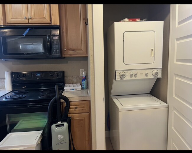 Building Photo - 7057 N Greenwich Ave