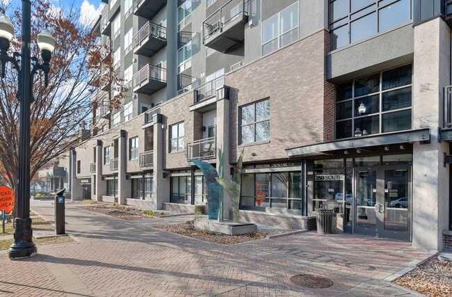 Building Photo - Bright & Cozy City Condo at The Metro!