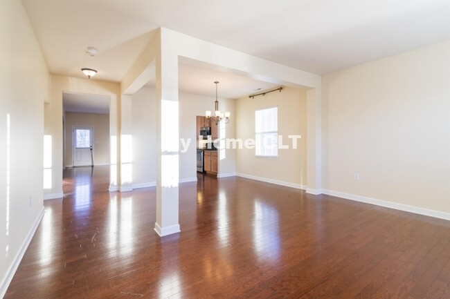 Foto del edificio - 1218 Bottle Brush Ln