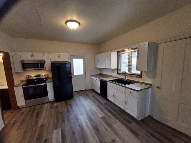 Building Photo - 402 Reaume Ave
