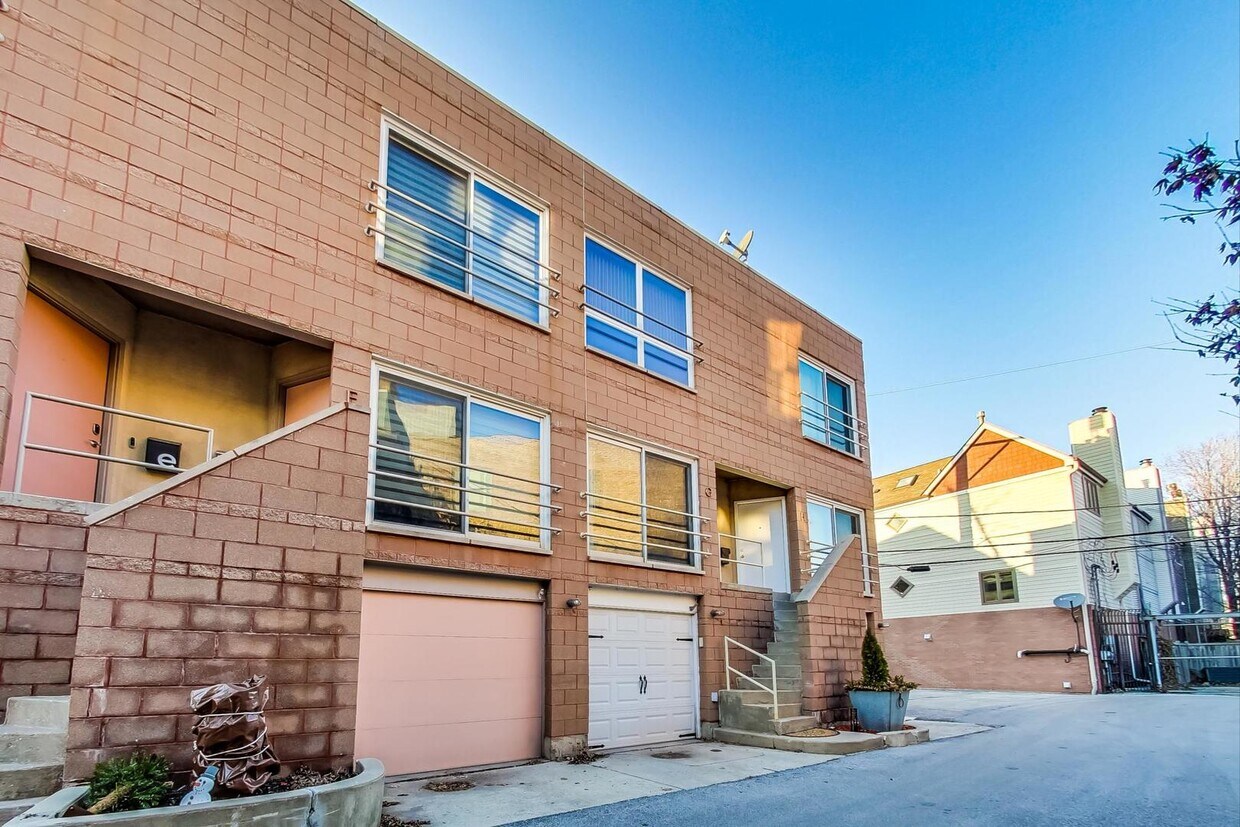 Primary Photo - 1140 W Newport Ave