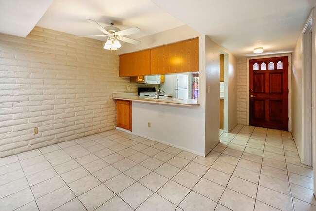 Building Photo - 630 S Pantano Rd