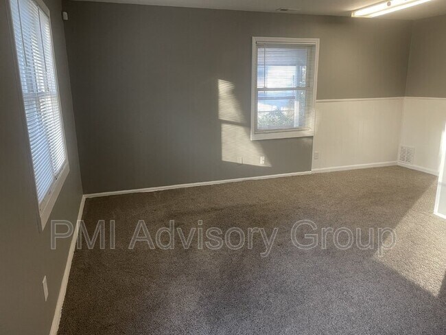 Foto del edificio - 2544 SW Sunset Rd