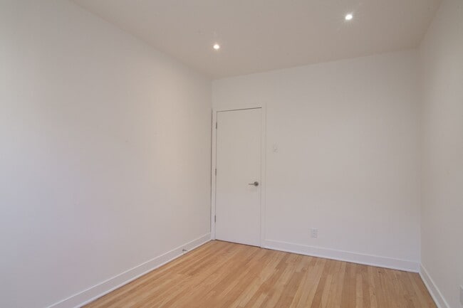 Building Photo - 2105 Rue Chomedey