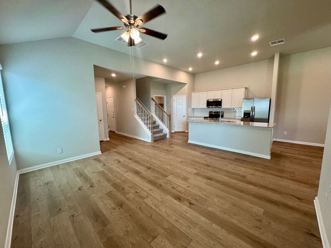 Foto principal - Stunning 4x2.5 Luxury Duplex in Buda, TX!