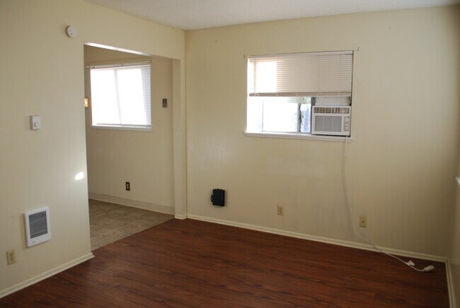 Foto del edificio - Charming Duplex Unit Near NNU!