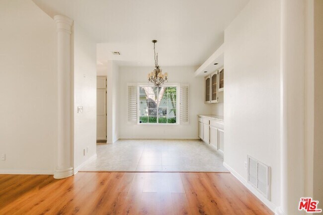 Building Photo - 3131 E Hillcrest Dr