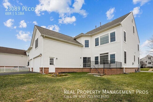 Building Photo - Beautifully Maintained 6 Bedroom 5.5 Bath ...