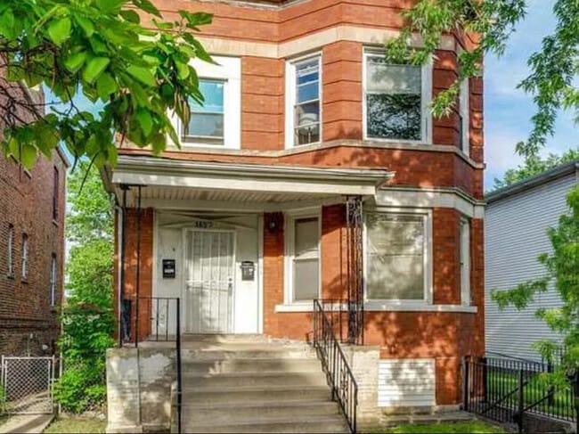 Building Photo - 1653 S Springfield Ave
