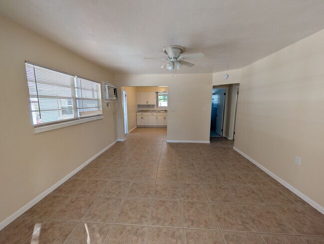 Foto del edificio - 2 Bed House, 1 Bath Carport, Solid Home