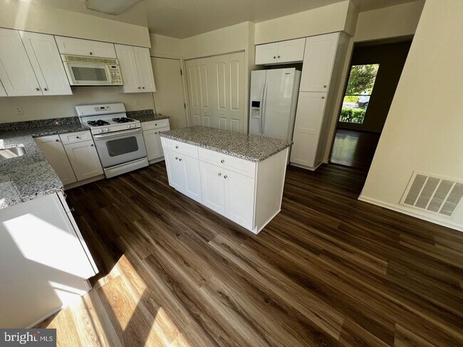 Foto del edificio - 1103 Halesworth Dr