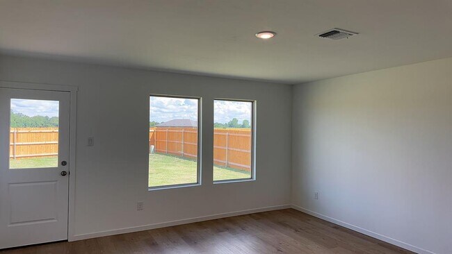 Building Photo - 1925 Honey Locust Dr