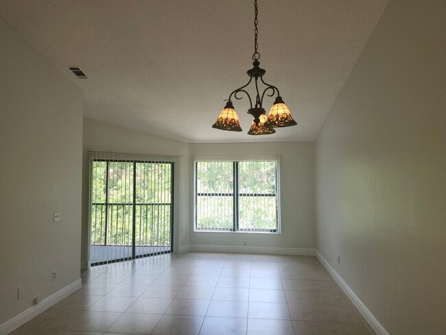 Building Photo - 2 bedroom 2 bath Bay Hill condo