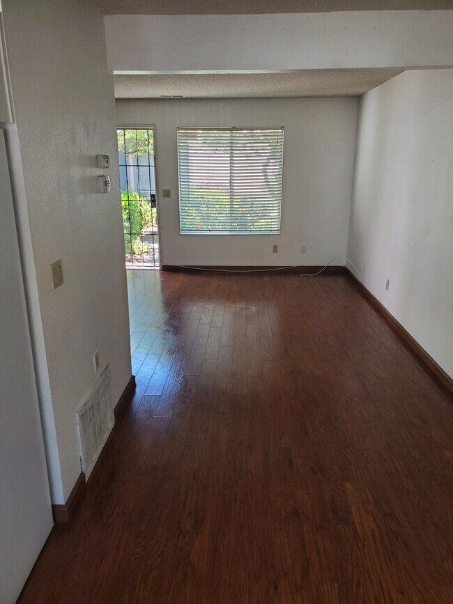 Sala de estar & puerta de entrada. - 1710 Oldfield Way