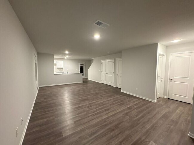 Building Photo - Charming 3-Bedroom Home with Convenient Lo...