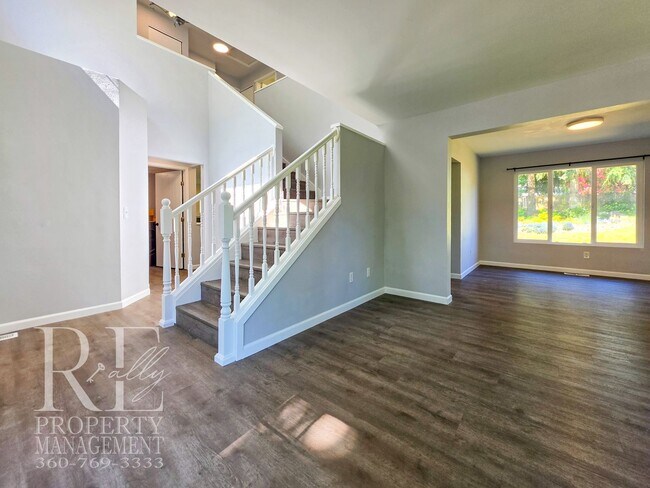 Foto del edificio - Light-Filled Cul-de-Sac Home with Expansive Bonus Room, Huge Primary Suite & Backyard Retreat