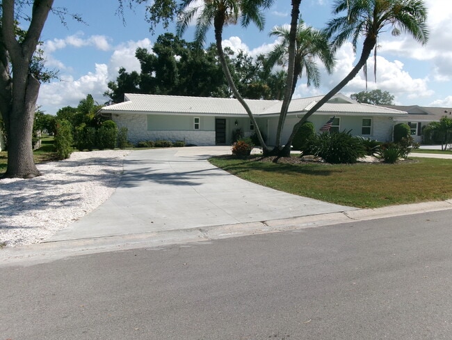Building Photo - 1870 Mid Ocean Cir