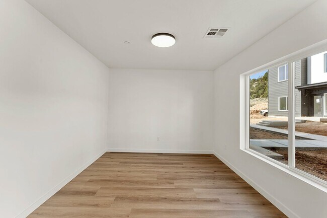 Foto del edificio - Bright & Airy 3 Bedroom Townhome Living