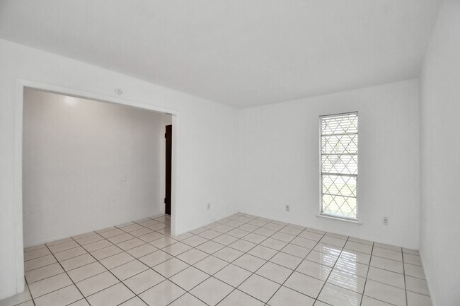 Foto del edificio - 530 Westshire Dr
