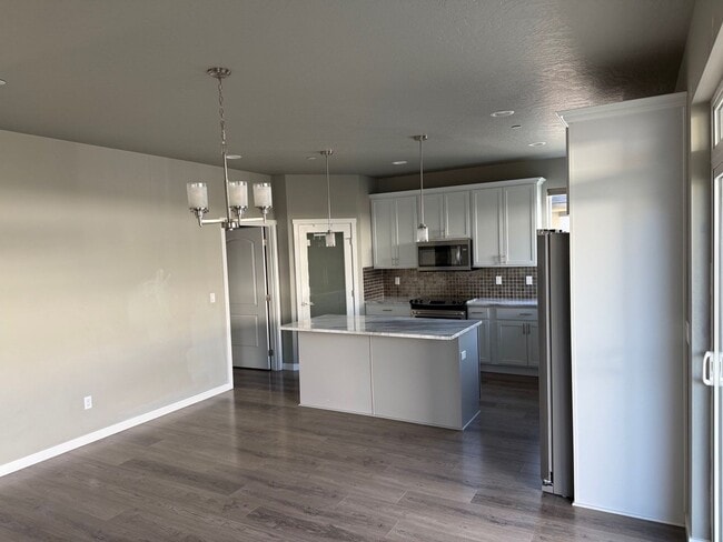 Building Photo - Beautiful and Spacious Home in Desirable South Richland