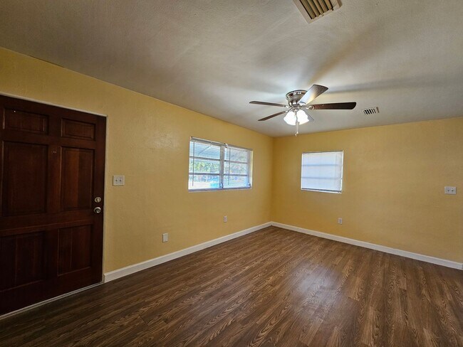 Foto del edificio - 3-bedroom, 1-bathroom home located in the ...