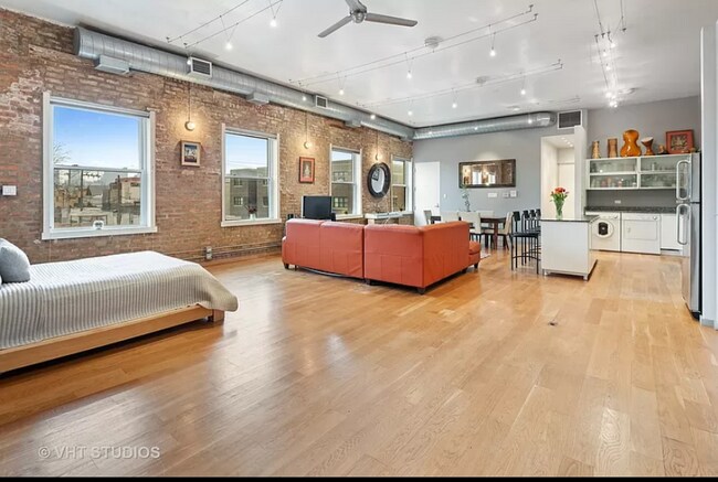 Foto del edificio - 648 N Damen Ave