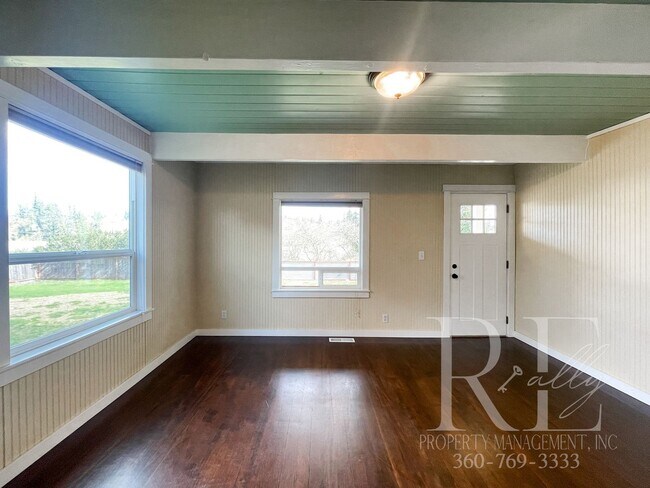 Building Photo - Charming Country Craftsman!