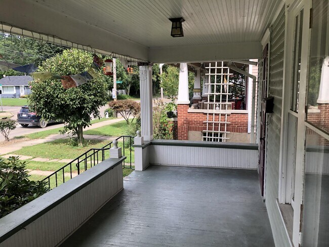 Foto del edificio - 313 E State St