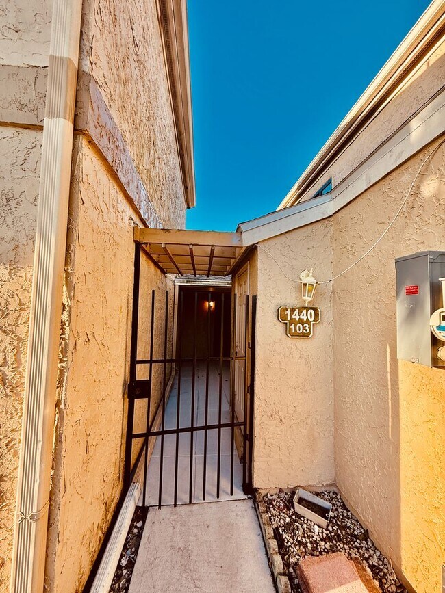 Building Photo - Beautiful Renovated 3/2 townhouse near Pal...