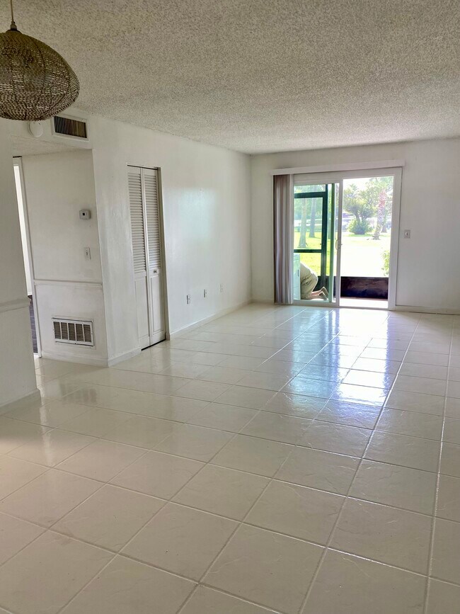 Foto del edificio - 936 Lake Destiny Rd