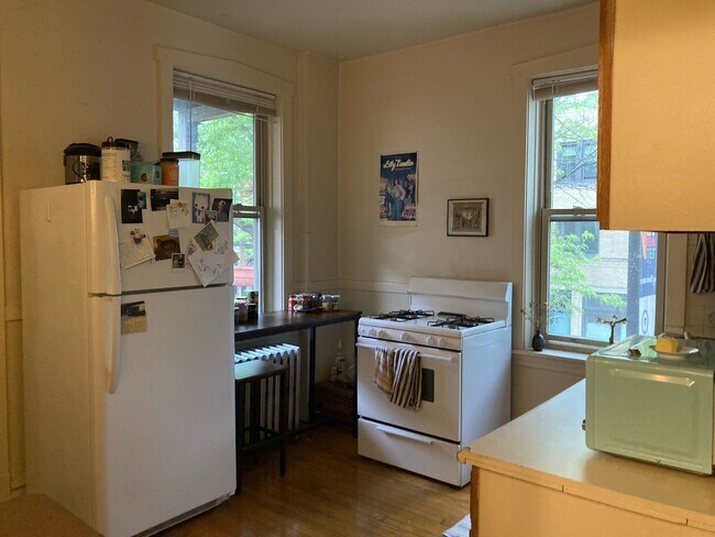 Building Photo - 3604 N Damen Ave