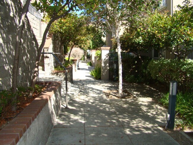 Foto del edificio - Townhouse 2 bedroom, 2 bath, washer/dryer, refrigerator, 2 car garage, patio
