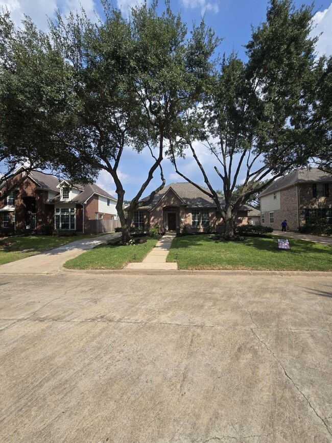 Building Photo - 215 Heathbrook Ln